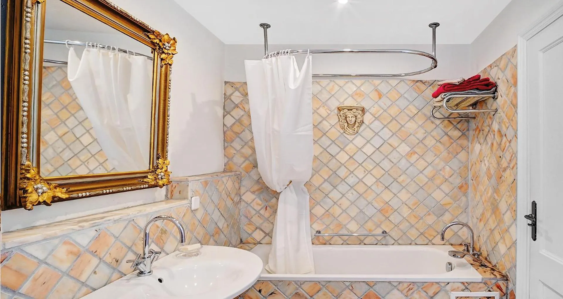 Apartment In Elegant Villa With Pool In Marbella
