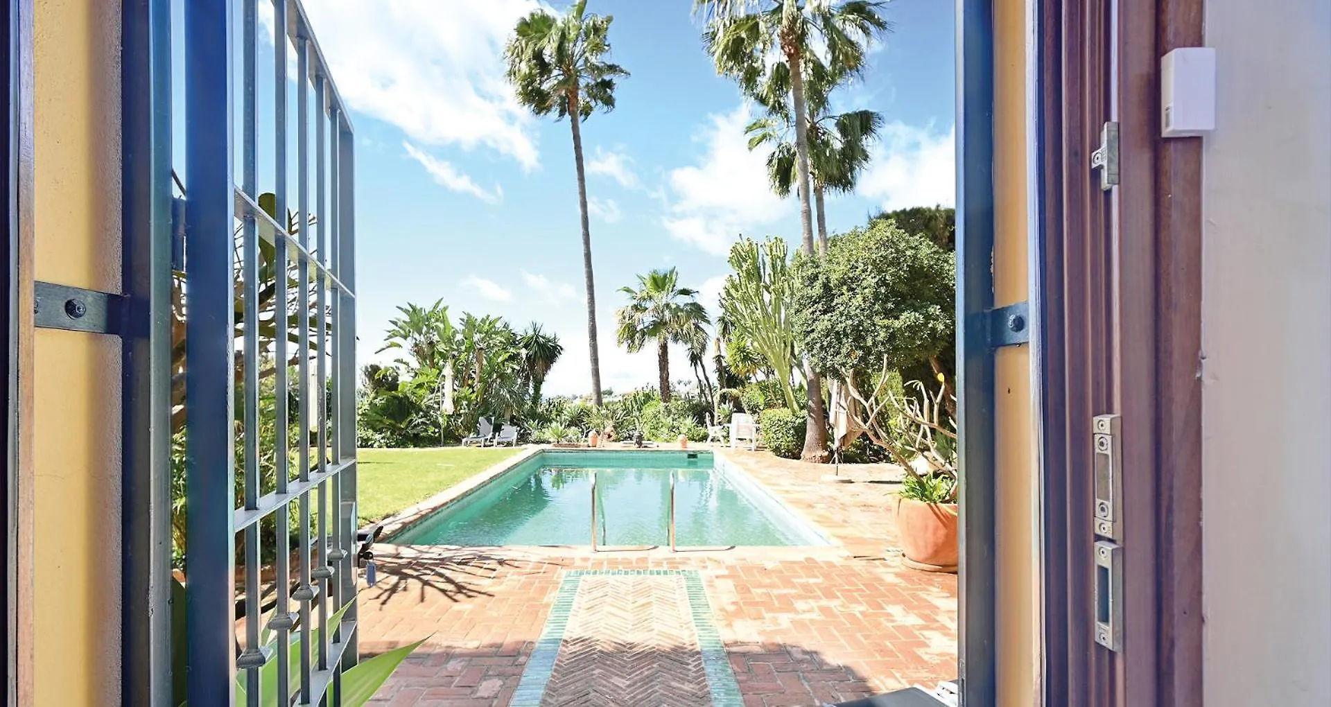 Apartment In Elegant Villa With Pool In Marbella